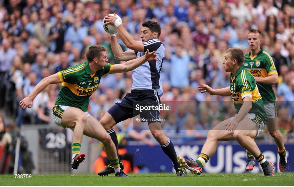 1 September 2013; Bernard Brogan, Dublin, in action against Marc Ó Sé, left, and Peter Crowley, Kerry. GAA Football All-Ireland Senior Championship, Semi-Final, Dublin v Kerry, Croke Park, Dublin. Picture credit: Brian Lawless / SPORTSFILE
