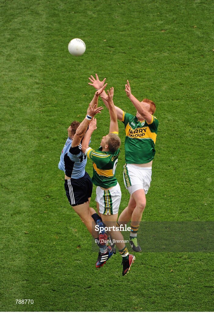 1 September 2013; Paul Flynn, Dublin, in action against Tomás î SŽ, left, and Johnny Buckley, Kerry. GAA Football All-Ireland Senior Championship, Semi-Final, Dublin v Kerry, Croke Park, Dublin. Picture credit: Dáire Brennan / SPORTSFILE