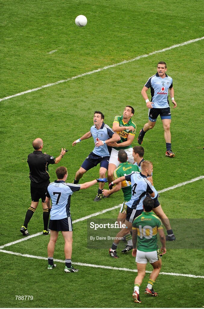 1 September 2013; Referee Cormac Reilly throws in the ball between Michael Darragh MacAuley, Dublin, and Anthony Maher, Kerry. GAA Football All-Ireland Senior Championship, Semi-Final, Dublin v Kerry, Croke Park, Dublin. Picture credit: Dáire Brennan / SPORTSFILE