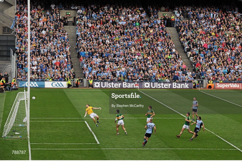 1 September 2013; Dublin's Kevin McManamon, right, scores his side's second goal past Kerry goalkeeper Brendan Kealy. GAA Football All-Ireland Senior Championship, Semi-Final, Dublin v Kerry, Croke Park, Dublin. Picture credit: Stephen McCarthy / SPORTSFILE