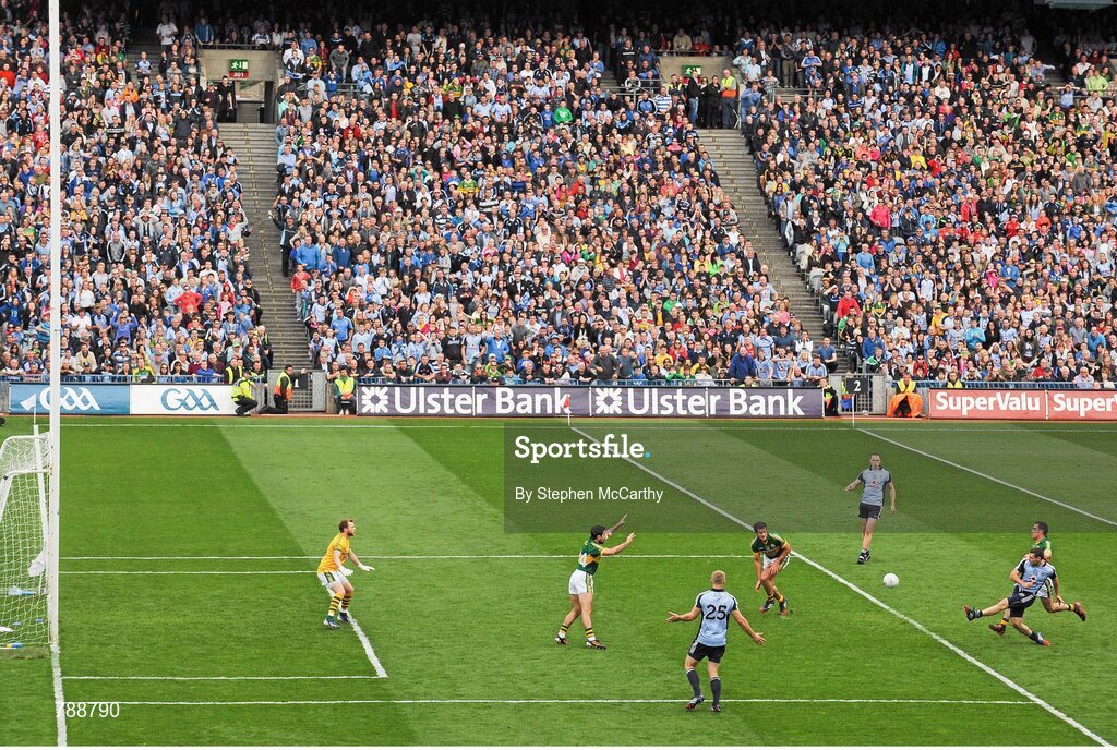 1 September 2013; Dublin's Kevin McManamon, right, shoots to score his side's second goal. GAA Football All-Ireland Senior Championship, Semi-Final, Dublin v Kerry, Croke Park, Dublin. Picture credit: Stephen McCarthy / SPORTSFILE
