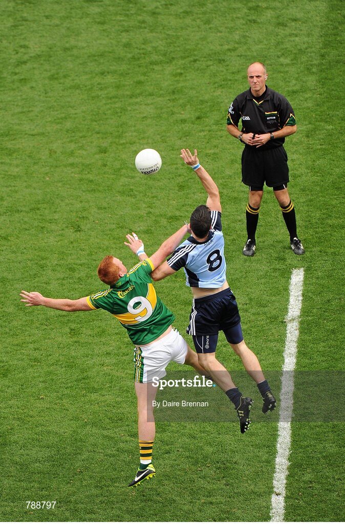 1 September 2013; Michael Darragh MacAuley, Dublin, contests the throw-in against Johnny Buckley, Kerry. GAA Football All-Ireland Senior Championship, Semi-Final, Dublin v Kerry, Croke Park, Dublin. Picture credit: Dáire Brennan / SPORTSFILE
