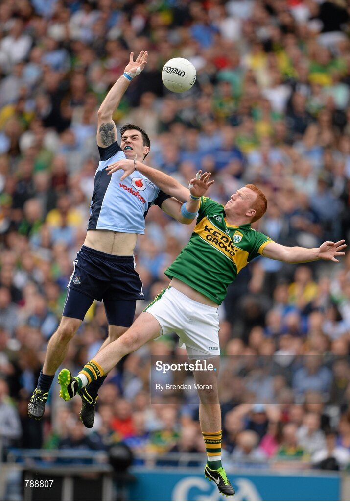 1 September 2013; Michael Darragh Macauley, Dublin, contests a high ball with Johnny Buckley, Kerry. GAA Football All-Ireland Senior Championship, Semi-Final, Dublin v Kerry, Croke Park, Dublin. Picture credit: Brendan Moran / SPORTSFILE