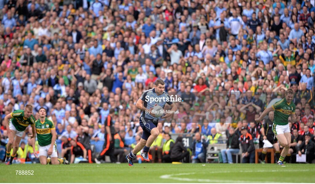 1 September 2013; Kevin McManamon bursts through the Kerry defence enroute to scoring the second Dublin goal  late in the game. GAA Football All-Ireland Senior Championship, Semi-Final, Dublin v Kerry, Croke Park, Dublin. Picture credit: Ray McManus / SPORTSFILE