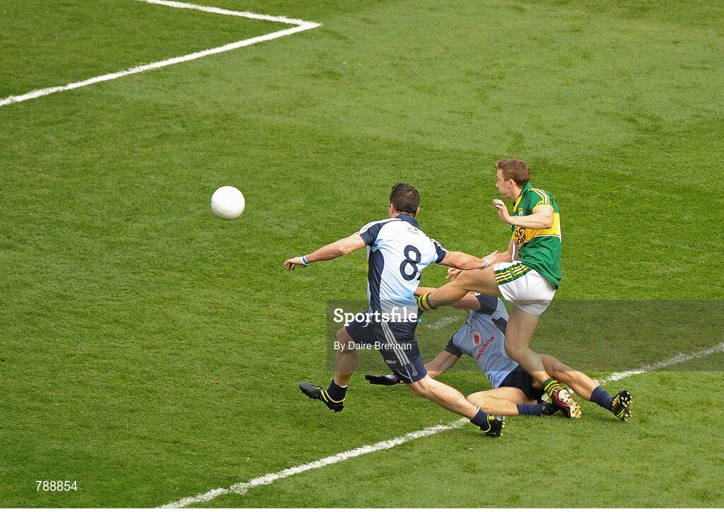1 September 2013; James O'Donoghue, Kerry, score his side's first goal, despite the challenge from Kevin O'Brien, right, and Michael Darragh MacAuley, Dublin. GAA Football All-Ireland Senior Championship, Semi-Final, Dublin v Kerry, Croke Park, Dublin. Picture credit: Dáire Brennan / SPORTSFILE