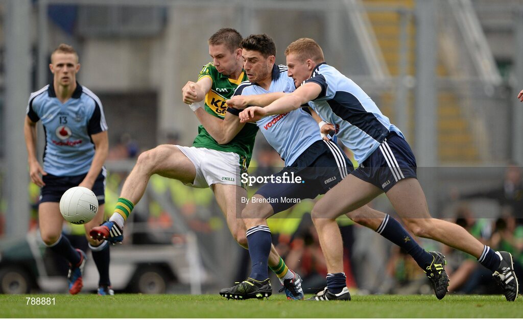 1 September 2013; Marc O Sé, Kerry, gets his foot to the ball ahead of Bernard Brogan and Ciarán Kilkenny, Dublin. GAA Football All-Ireland Senior Championship, Semi-Final, Dublin v Kerry, Croke Park, Dublin. Picture credit: Brendan Moran / SPORTSFILE