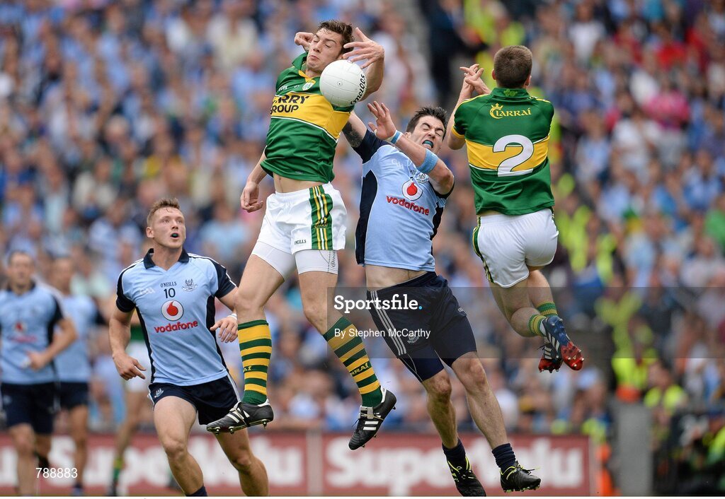 1 September 2013; David Moran and Marc Ó Sé, Kerry, in action against Micahel Darragh Macauley, Dublin. GAA Football All-Ireland Senior Championship, Semi-Final, Dublin v Kerry, Croke Park, Dublin. Picture credit: Stephen McCarthy / SPORTSFILE