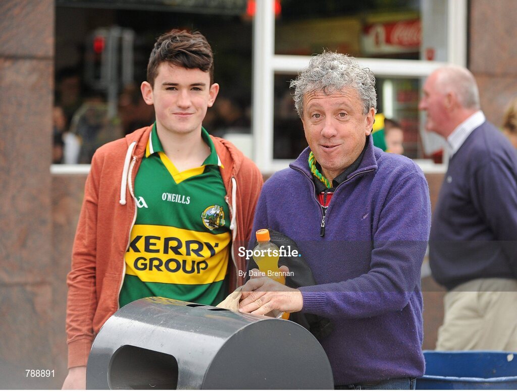 1 September 2013; Irish Independent journalist Billy Keane, eating his lunch with his son John before the game. GAA Football All-Ireland Senior Championship, Semi-Final, Dublin v Kerry, Croke Park, Dublin. Picture credit: Dáire Brennan / SPORTSFILE