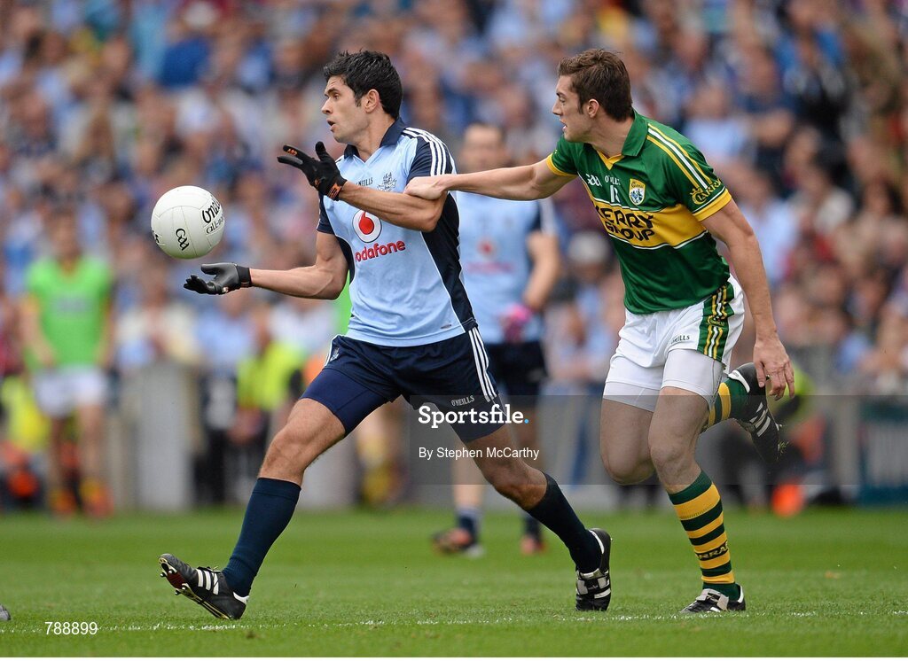 1 September 2013; Cian O'Sullivan, Dublin, in action against David Moran, Kerry. GAA Football All-Ireland Senior Championship, Semi-Final, Dublin v Kerry, Croke Park, Dublin. Picture credit: Stephen McCarthy / SPORTSFILE