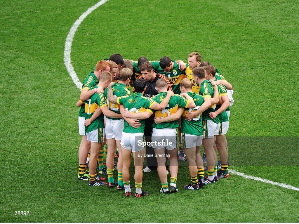 1 September 2013; Kerry manager Eamonn Fitzmaurice speaks to the team huddle. GAA Football All-Ireland Senior Championship, Semi-Final, Dublin v Kerry, Croke Park, Dublin. Picture credit: Dáire Brennan / SPORTSFILE