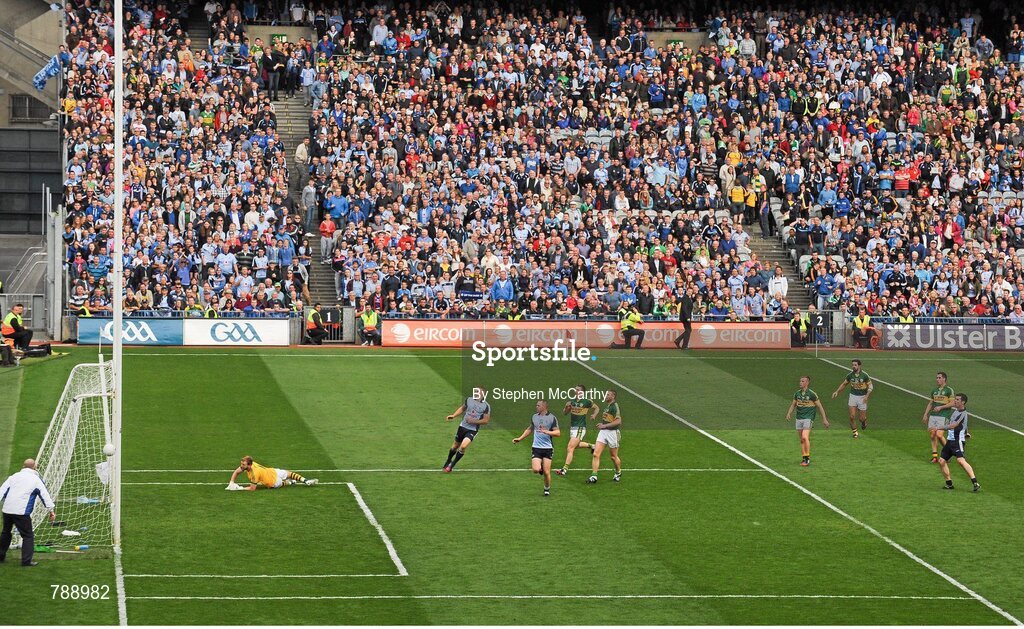 1 September 2013; Eoghan O'Gara, Dublin, scores his side's third goal past Kerry goalkeeper Brendan Kealy. GAA Football All-Ireland Senior Championship, Semi-Final, Dublin v Kerry, Croke Park, Dublin. Picture credit: Stephen McCarthy / SPORTSFILE