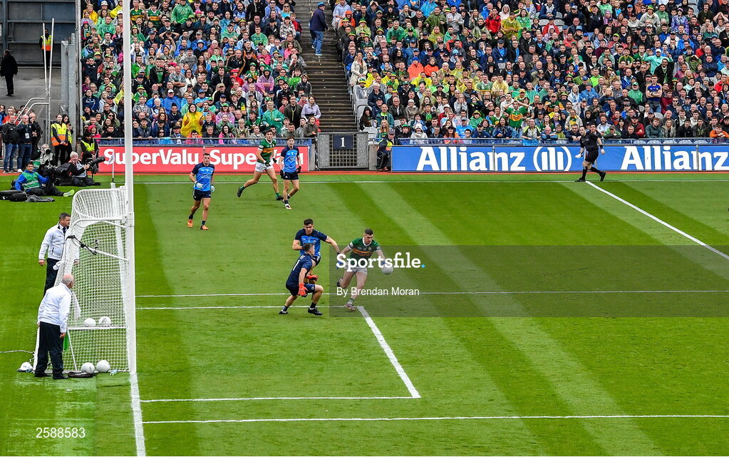 30 July 2023; Paul Geaney of Kerry goes around Dublin goalkeeper Stephen Cluxton and David Byrne on the way to scoring his side's only goal during the GAA Football All-Ireland Senior Championship final match between Dublin and Kerry at Croke Park in Dublin. Photo by Brendan Moran/Sportsfile