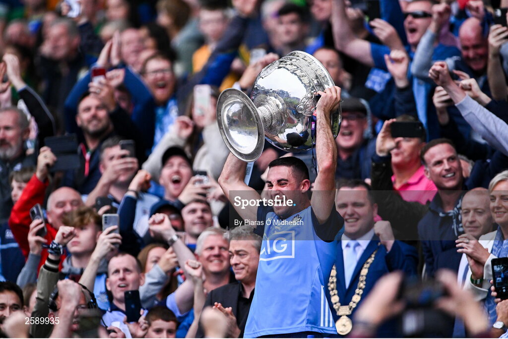 30 July 2023; Dublin captain James McCarthy lifts the Sam Maguire Cup after his side's victory in the GAA Football All-Ireland Senior Championship final match between Dublin and Kerry at Croke Park in Dublin. Photo by Piaras Ó Mídheach/Sportsfile