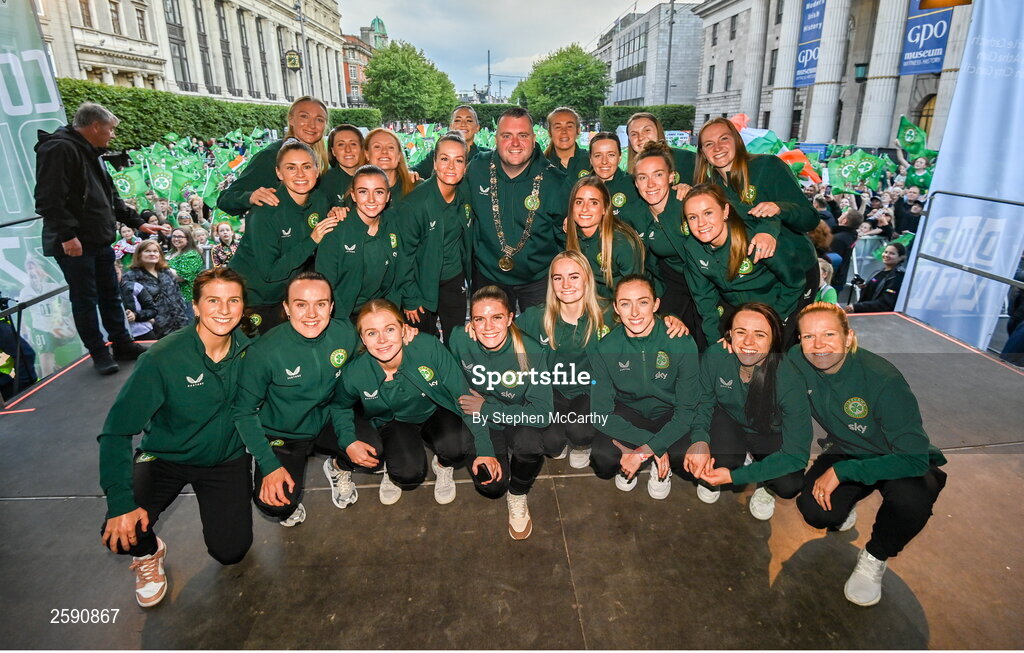3 August 2023; The Republic of Ireland squad pose for a photograph with Lord Mayor of Dublin Daithí de Róiste during a Republic of Ireland homecoming event on O'Connell Street in Dublin following the FIFA Women's World Cup 2023. Photo by Stephen McCarthy/Sportsfile