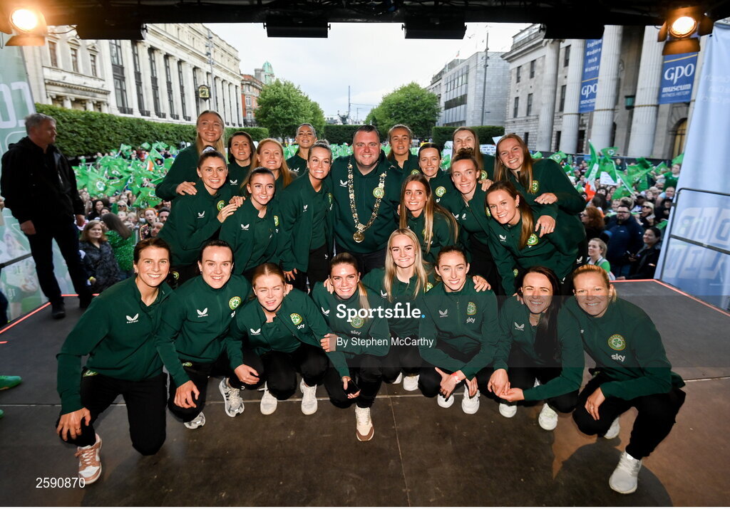 3 August 2023; The Republic of Ireland squad pose for a photograph with Lord Mayor of Dublin Daithí de Róiste during a Republic of Ireland homecoming event on O'Connell Street in Dublin following the FIFA Women's World Cup 2023. Photo by Stephen McCarthy/Sportsfile