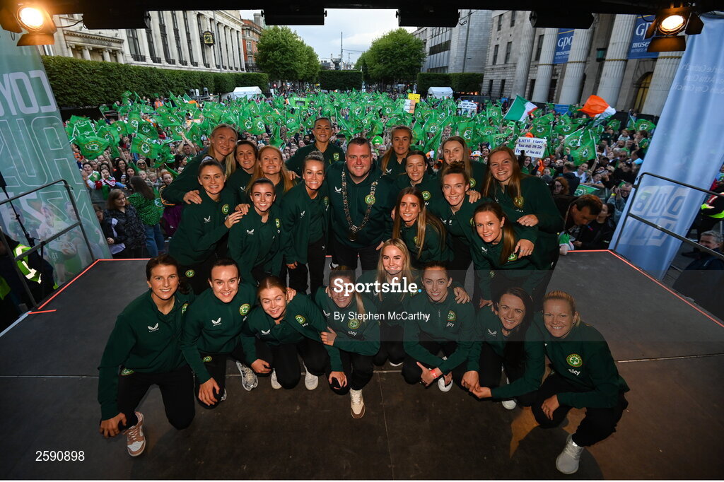 3 August 2023; The Republic of Ireland squad pose for a photograph with Lord Mayor of Dublin Daithí de Róiste during a Republic of Ireland homecoming event on O'Connell Street in Dublin following the FIFA Women's World Cup 2023. Photo by Stephen McCarthy/Sportsfile