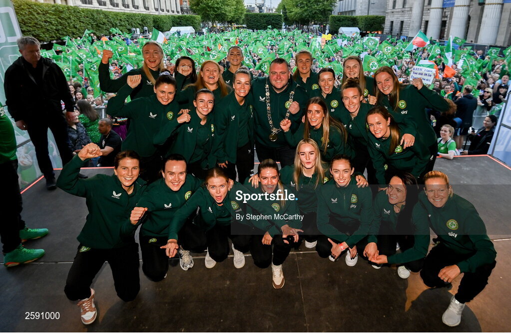 3 August 2023; The Republic of Ireland squad pose for a photograph with Lord Mayor of Dublin Daithí de Róiste during a Republic of Ireland homecoming event on O'Connell Street in Dublin following the FIFA Women's World Cup 2023. Photo by Stephen McCarthy/Sportsfile