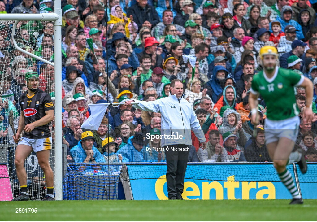 23 July 2023; Umpire David Clune waves the white flag after a Limerick point during the GAA Hurling All-Ireland Senior Championship final match between Kilkenny and Limerick at Croke Park in Dublin. Photo by Piaras Ó Mídheach/Sportsfile
