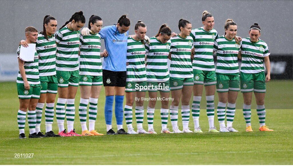 26 August 2023; Shamrock Rovers players during a moments silence before the Sports Direct Women’s FAI Cup first round match between Shamrock Rovers and Killester Donnycarney at Tallaght Stadium in Dublin. Photo by Stephen McCarthy/Sportsfile