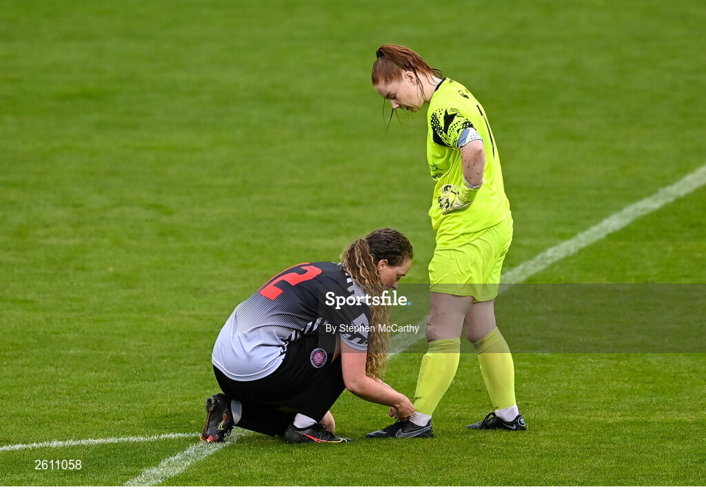 26 August 2023; Lyndsey Carroll ties the boot lace for her Killester Donnycarney team-mate Shauna Whelan during the Sports Direct Women’s FAI Cup first round match between Shamrock Rovers and Killester Donnycarney at Tallaght Stadium in Dublin. Photo by Stephen McCarthy/Sportsfile