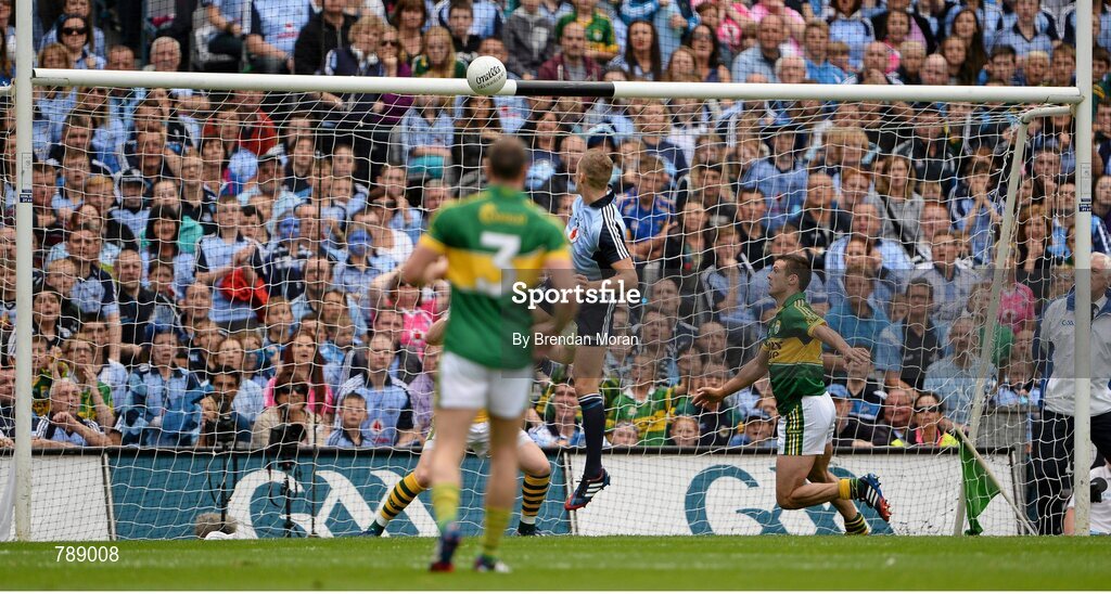 1 September 2013; Paul Mannion, Dublin, punches the ball into the Kerry net for his side's first goal. GAA Football All-Ireland Senior Championship, Semi-Final, Dublin v Kerry, Croke Park, Dublin. Picture credit: Brendan Moran / SPORTSFILE
