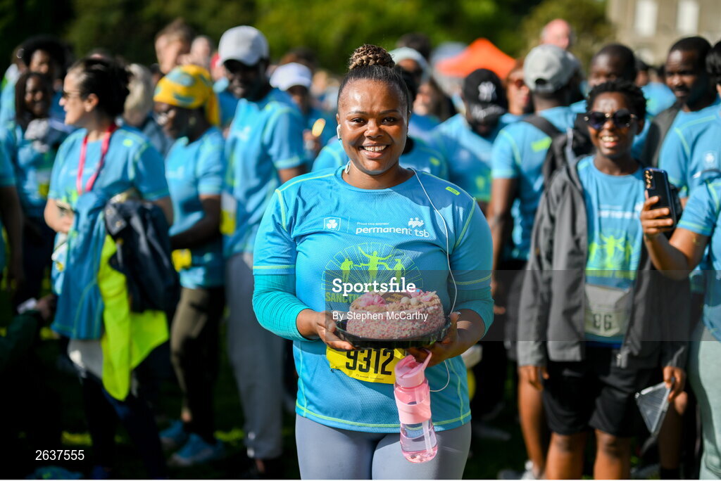 1 October 2023; Zikona Masala is presented with a birthday cake during the Permanent TSB Sanctuary Run 2023 at the Cross Country track of the Sport Ireland Campus in Dublin. The Permanent TSB Sanctuary Run on the Sport Ireland campus attracted nearly 1,000 participants including refugees from Direct Provision centres across Ireland, Ukrainian people in Dublin, locals and Irish Olympians. The event, to celebrate diversity and interculturalism in Ireland today, was run by the Sanctuary Runners’ organisation and supported by the Olympic Federation of Ireland and Athletics Ireland. Photo by Stephen McCarthy/Sportsfile
