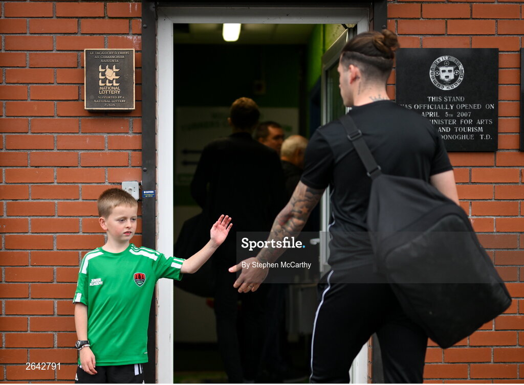 8 October 2023; Cork City supporter Ronan Long, age 10, greets Ruairi Keating on his arrival for the Sports Direct Men’s FAI Cup semi-final match between Cork City and St Patrick's Athletic at Turner’s Cross in Cork. Photo by Stephen McCarthy/Sportsfile