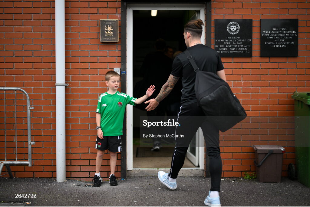 8 October 2023; Cork City supporter Ronan Long, age 10, greets Ruairi Keating on his arrival for the Sports Direct Men’s FAI Cup semi-final match between Cork City and St Patrick's Athletic at Turner’s Cross in Cork. Photo by Stephen McCarthy/Sportsfile