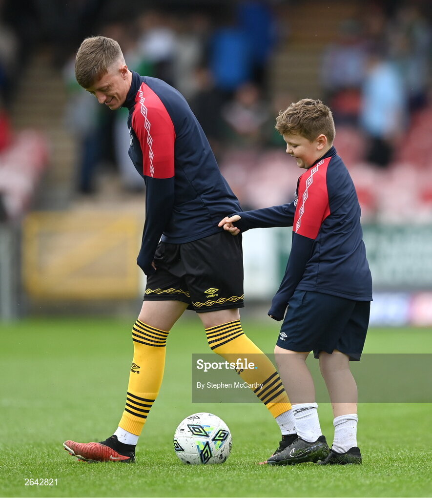 8 October 2023; Chris Forrester of St Patrick's Athletic warms up with Adam McGill, son of St Patrick's Athletic equipment manager David McGill, before the Sports Direct Men’s FAI Cup semi-final match between Cork City and St Patrick's Athletic at Turner’s Cross in Cork. Photo by Stephen McCarthy/Sportsfile