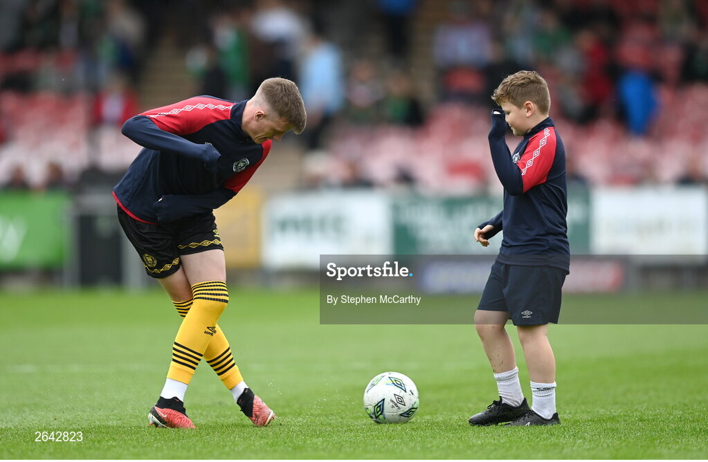 8 October 2023; Chris Forrester of St Patrick's Athletic warms up with Adam McGill, son of St Patrick's Athletic equipment manager David McGill, before the Sports Direct Men’s FAI Cup semi-final match between Cork City and St Patrick's Athletic at Turner’s Cross in Cork. Photo by Stephen McCarthy/Sportsfile