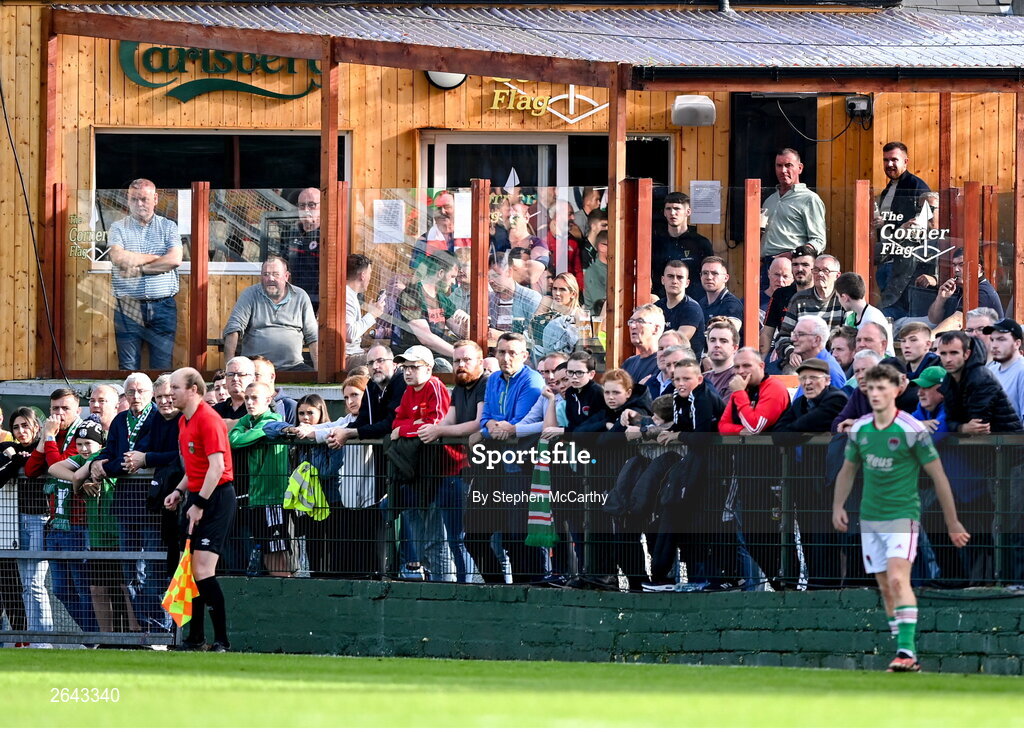 8 October 2023; Supporters in the Corner Flag pub watch on during the Sports Direct Men’s FAI Cup semi-final match between Cork City and St Patrick's Athletic at Turner’s Cross in Cork. Photo by Stephen McCarthy/Sportsfile