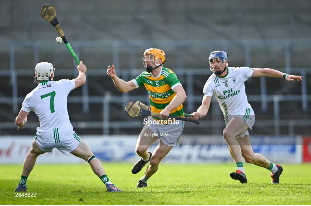 15 October 2023; Conor Murphy of Bennettsbridge in action against Eoin O'Shea of O'Loughlin Gaels, right, and Jordan Molloy during the Kilkenny County Senior Club Hurling Championship semi-final match between O'Loughlin Gaels and Bennettsbridge at UPMC Nowlan Park in Kilkenny. Photo by Tyler Miller/Sportsfile