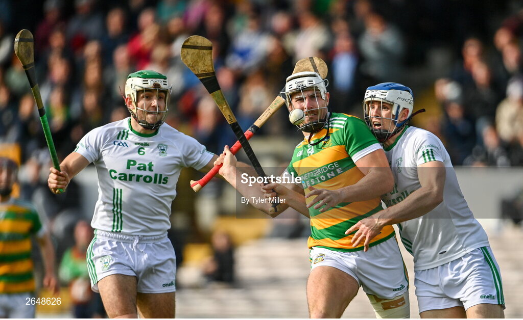 15 October 2023; Liam Blanchfield of Bennettsbridge in action against Paddy Deegan of O'Loughlin Gaels, left, and Huw Lawlor during the Kilkenny County Senior Club Hurling Championship semi-final match between O'Loughlin Gaels and Bennettsbridge at UPMC Nowlan Park in Kilkenny. Photo by Tyler Miller/Sportsfile