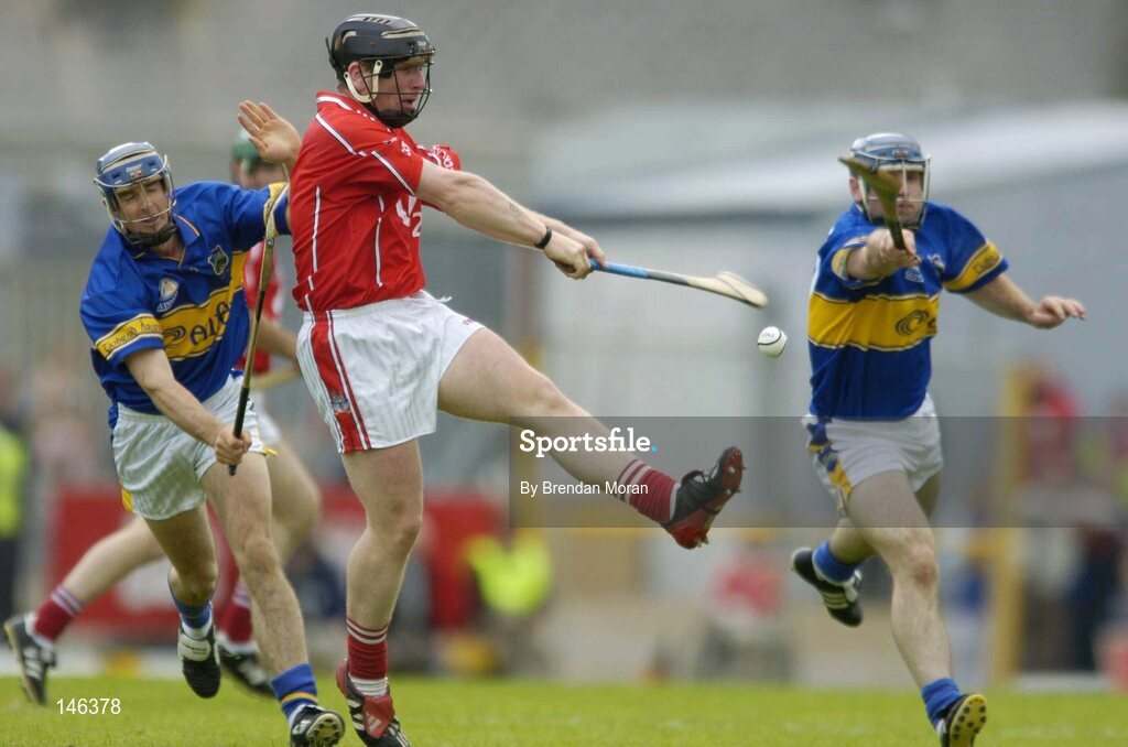 10 July 2004; Wayne Sherlock, Cork, in action against Benny Dunne, left, and Paul Kelly, Tipperary. Guinness Senior Hurling Championship Qualifier, Round 3, Cork v Tipperary, Fitzgerald Stadium, Killarney, Co. Kerry. Picture credit; Brendan Moran / SPORTSFILE