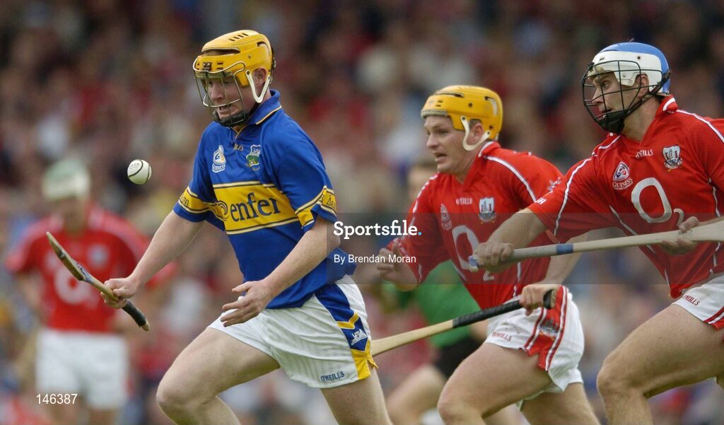 10 July 2004; Eamonn Corcoran, Tipperary, in action against Joe Deane and Garvan McCarthy, right, Cork. Guinness Senior Hurling Championship Qualifier, Round 3, Cork v Tipperary, Fitzgerald Stadium, Killarney, Co. Kerry. Picture credit; Brendan Moran / SPORTSFILE