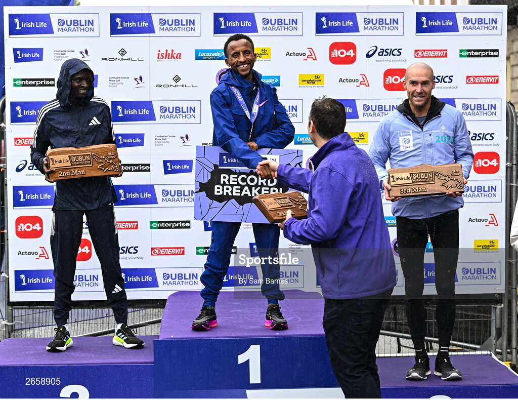 29 October 2023; Irish Life CEO Declan Bolger presents Kemal Husen with the first place trophy after the 2023 Irish Life Dublin Marathon. Thousands of runners took to the Fitzwilliam Square start line, to participate in the 42nd running of the Dublin Marathon. Photo by Sam Barnes/Sportsfile