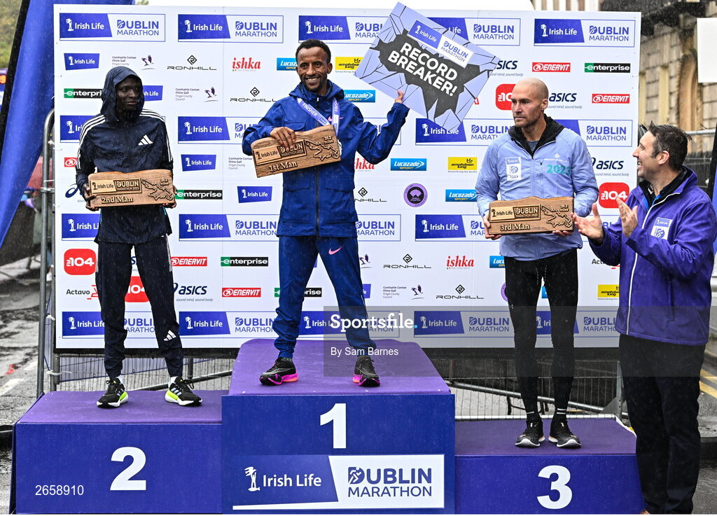 29 October 2023; The Men's event podium, from left, second place Geofrey Kusuro, first place Kemal Husen, and third place Stephen Scullion with Irish Life CEO Declan Bolger after the 2023 Irish Life Dublin Marathon. Thousands of runners took to the Fitzwilliam Square start line, to participate in the 42nd running of the Dublin Marathon. Photo by Sam Barnes/Sportsfile