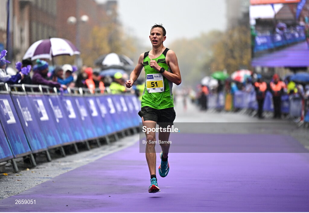 29 October 2023; Arne Agten during the 2023 Irish Life Dublin Marathon. Thousands of runners took to the Fitzwilliam Square start line, to participate in the 42nd running of the Dublin Marathon. Photo by Sam Barnes/Sportsfile