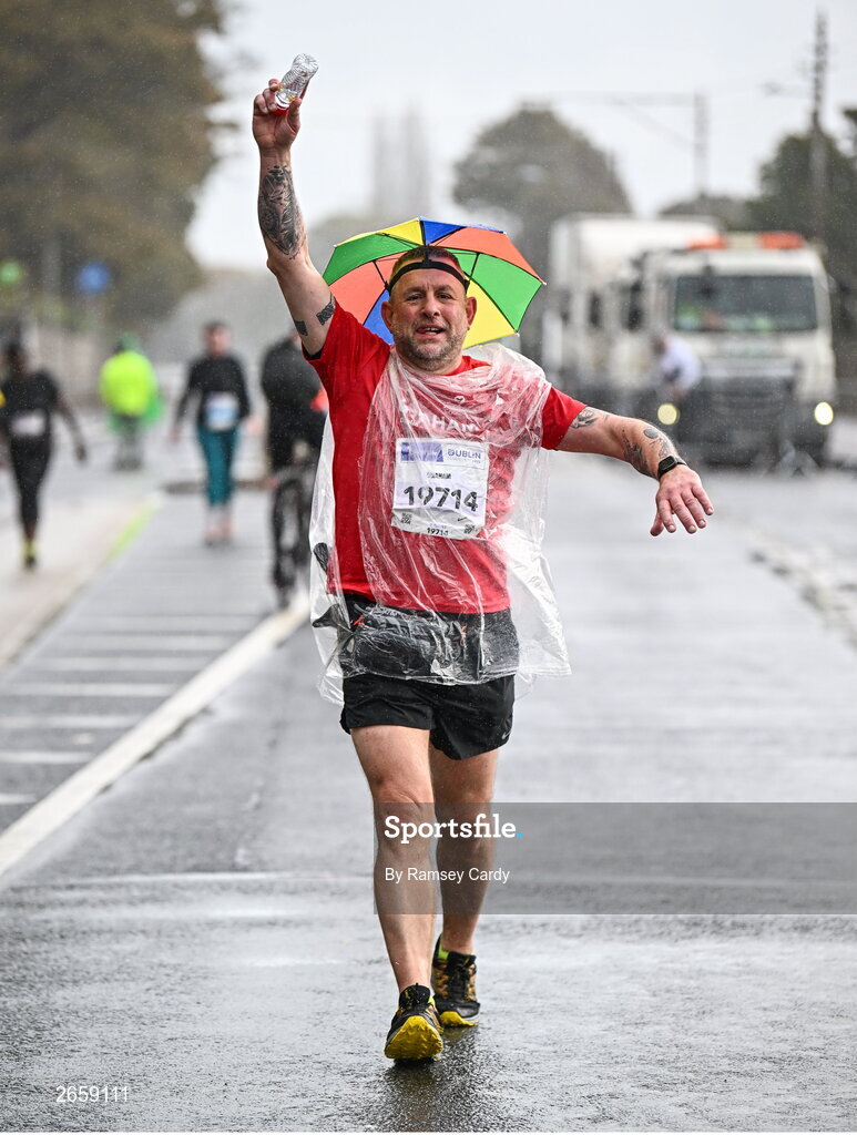 29 October 2023; Graham Kennell-Webb during the 2023 Irish Life Dublin Marathon. Thousands of runners took to the Fitzwilliam Square start line, to participate in the 42nd running of the Dublin Marathon. Photo by Ramsey Cardy/Sportsfile