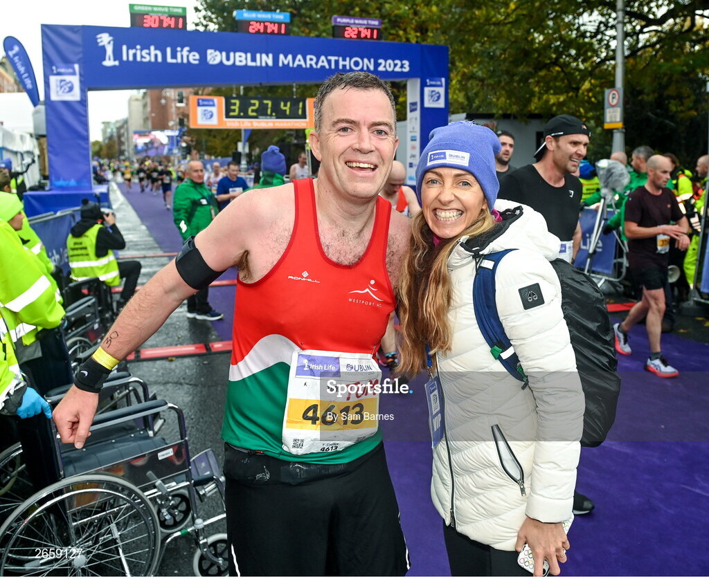 29 October 2023; Lizzie Lee with her brother Tom Lee after he ran a personal best in the 2023 Irish Life Dublin Marathon. Thousands of runners took to the Fitzwilliam Square start line, to participate in the 42nd running of the Dublin Marathon. Photo by Sam Barnes/Sportsfile