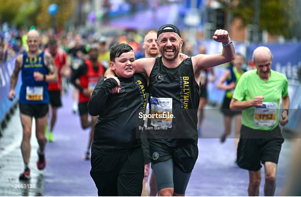 29 October 2023; Eamon Carthy from Dublin 11 during the 2023 Irish Life Dublin Marathon. Thousands of runners took to the Fitzwilliam Square start line, to participate in the 42nd running of the Dublin Marathon. Photo by Sam Barnes/Sportsfile