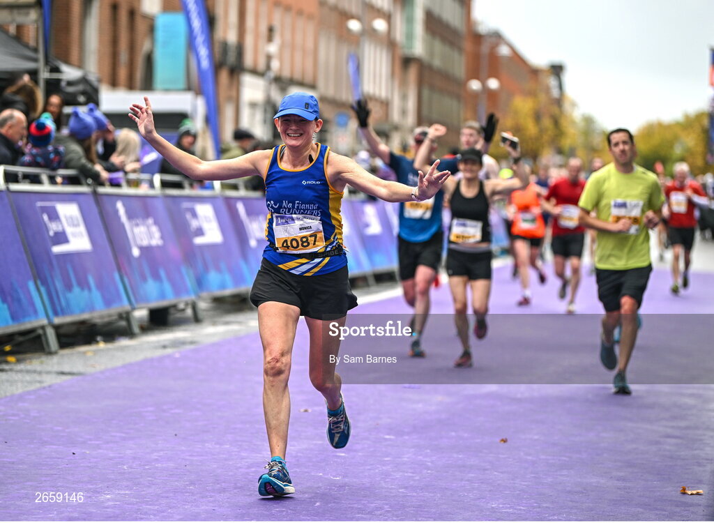 29 October 2023; Monica Marriott during the 2023 Irish Life Dublin Marathon. Thousands of runners took to the Fitzwilliam Square start line, to participate in the 42nd running of the Dublin Marathon. Photo by Sam Barnes/Sportsfile