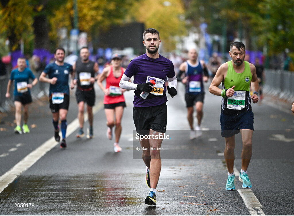 29 October 2023; Participants during the 2023 Irish Life Dublin Marathon. Thousands of runners took to the Fitzwilliam Square start line, to participate in the 42nd running of the Dublin Marathon. Photo by Sam Barnes/Sportsfile