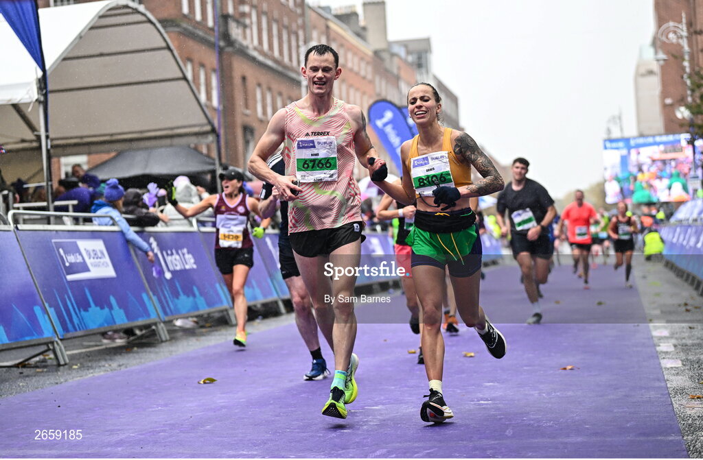 29 October 2023; Benas Donela and Orinta Donele during the 2023 Irish Life Dublin Marathon. Thousands of runners took to the Fitzwilliam Square start line, to participate in the 42nd running of the Dublin Marathon. Photo by Sam Barnes/Sportsfile