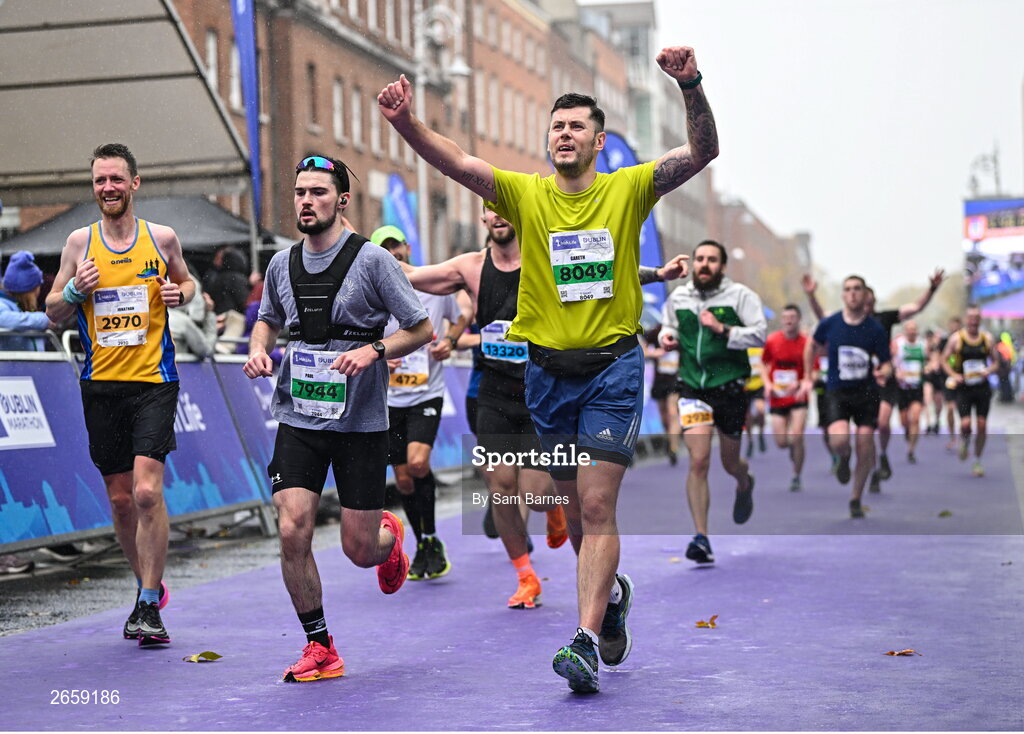 29 October 2023; Participants during the 2023 Irish Life Dublin Marathon. Thousands of runners took to the Fitzwilliam Square start line, to participate in the 42nd running of the Dublin Marathon. Photo by Sam Barnes/Sportsfile