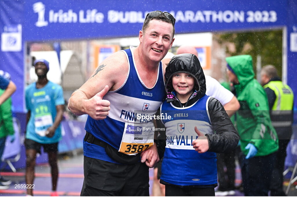29 October 2023; Michael Thompson from Donegal with his daughter Katie, age 9, after the 2023 Irish Life Dublin Marathon. Thousands of runners took to the Fitzwilliam Square start line, to participate in the 42nd running of the Dublin Marathon. Photo by Sam Barnes/Sportsfile