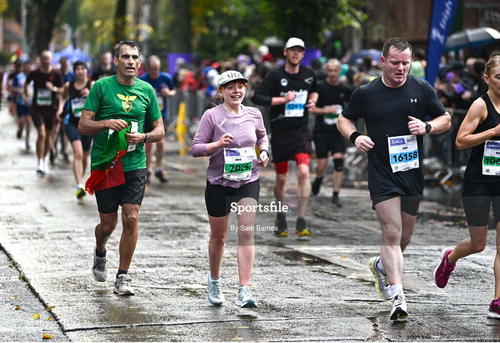 29 October 2023; Freya Milford, centre, during the 2023 Irish Life Dublin Marathon. Thousands of runners took to the Fitzwilliam Square start line, to participate in the 42nd running of the Dublin Marathon. Photo by Sam Barnes/Sportsfile