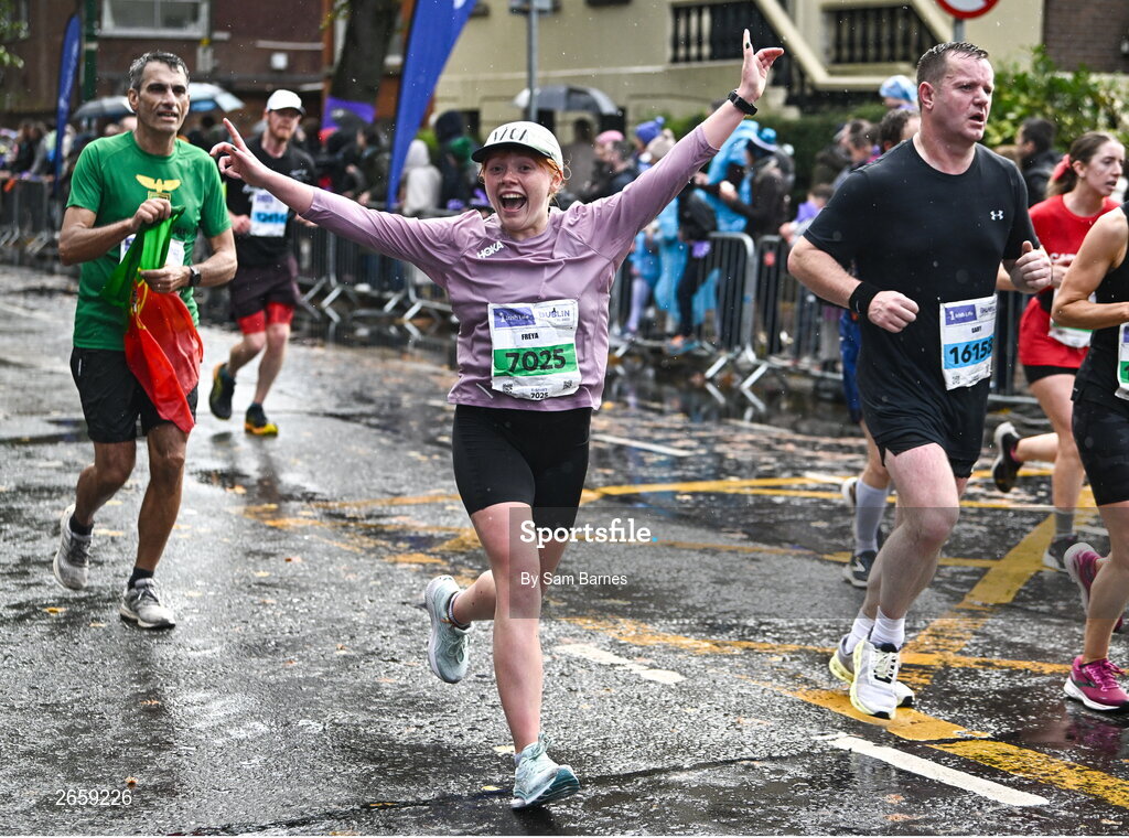 29 October 2023; Freya Milford during the 2023 Irish Life Dublin Marathon. Thousands of runners took to the Fitzwilliam Square start line, to participate in the 42nd running of the Dublin Marathon. Photo by Sam Barnes/Sportsfile
