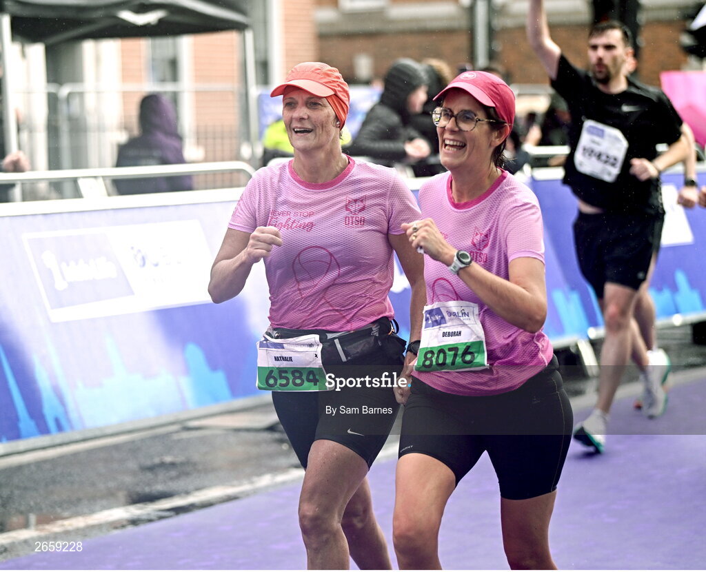 29 October 2023; Nathalie De Leenheer and Deborah Milauvre during the 2023 Irish Life Dublin Marathon. Thousands of runners took to the Fitzwilliam Square start line, to participate in the 42nd running of the Dublin Marathon. Photo by Sam Barnes/Sportsfile