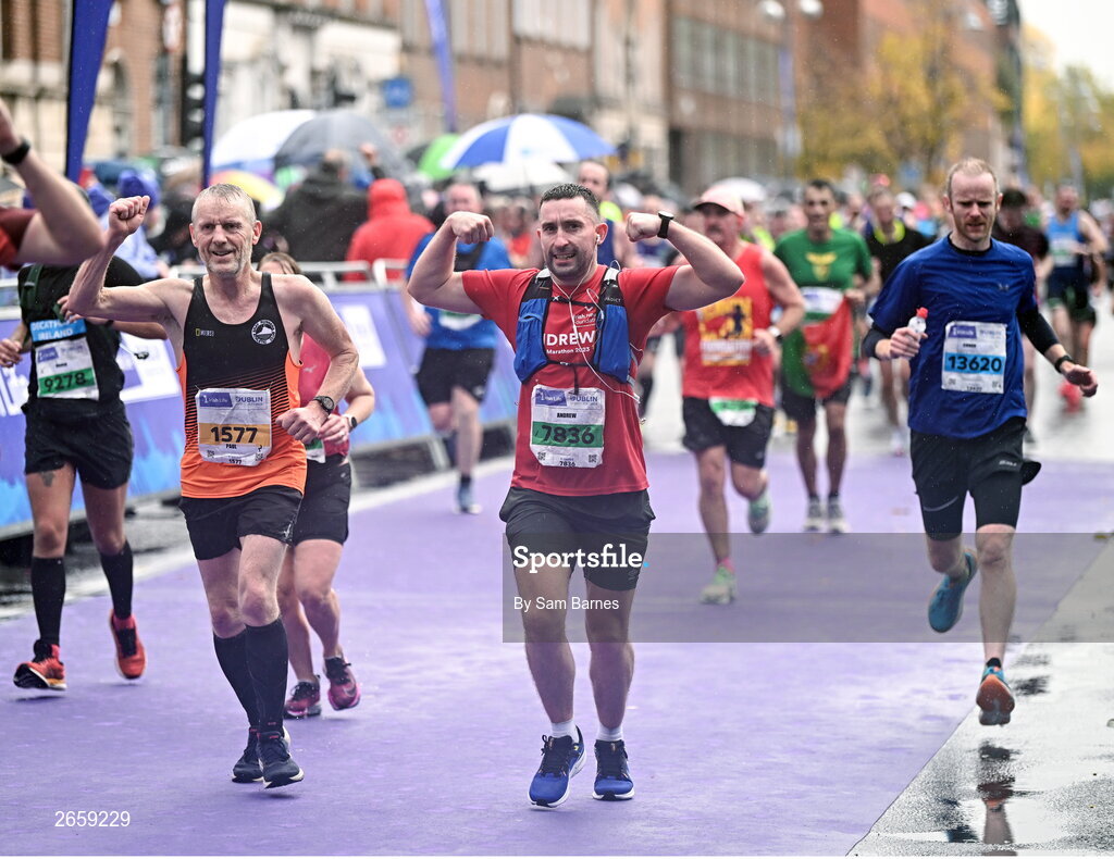 29 October 2023; Participants during the 2023 Irish Life Dublin Marathon. Thousands of runners took to the Fitzwilliam Square start line, to participate in the 42nd running of the Dublin Marathon. Photo by Sam Barnes/Sportsfile